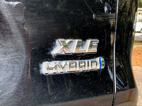 Used 2021 Toyota RAV4 XLE Premium image 21