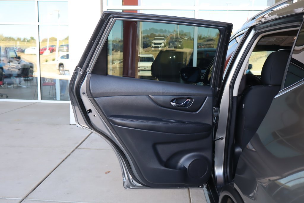 Used 2017 Nissan Rogue SV FWD image 31