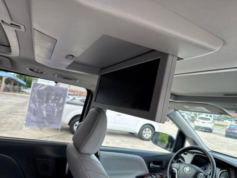 Used 2019 Toyota Sienna Limited Premium FWD image 4