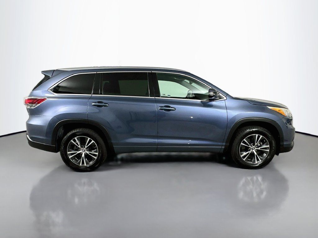 Used 2016 Toyota Highlander XLE FWD image 9