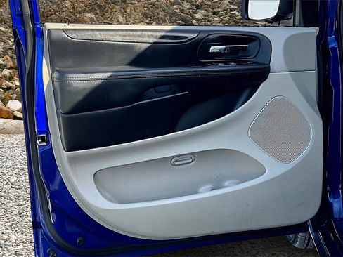 Used 2019 Dodge Grand Caravan SE w/ UConnect Hands-Free Group image 21