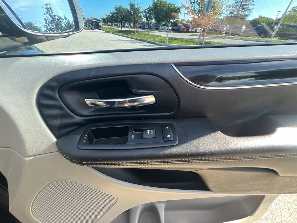 Used 2014 Chrysler Town & Country Touring-L FWD image 24