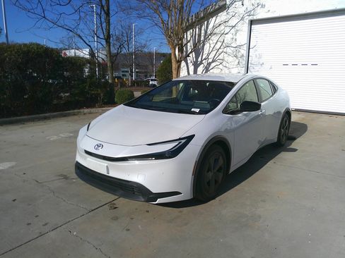 Used 2023 Toyota Prius LE image 6