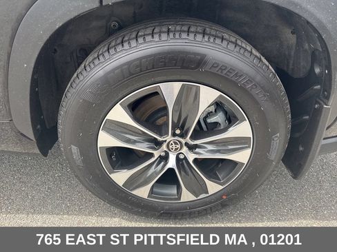 Used 2025 Toyota Highlander XLE AWD/4WD image 32