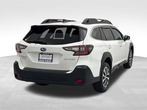 Used 2024 Subaru Outback Premium AWD/4WD image 8