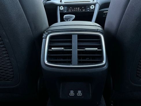 Used 2025 Genesis G70 2.5T image 13