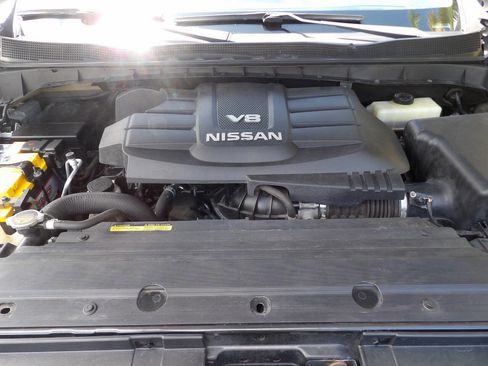 Used 2018 Nissan Titan SV w/ SV Convenience Package image 17