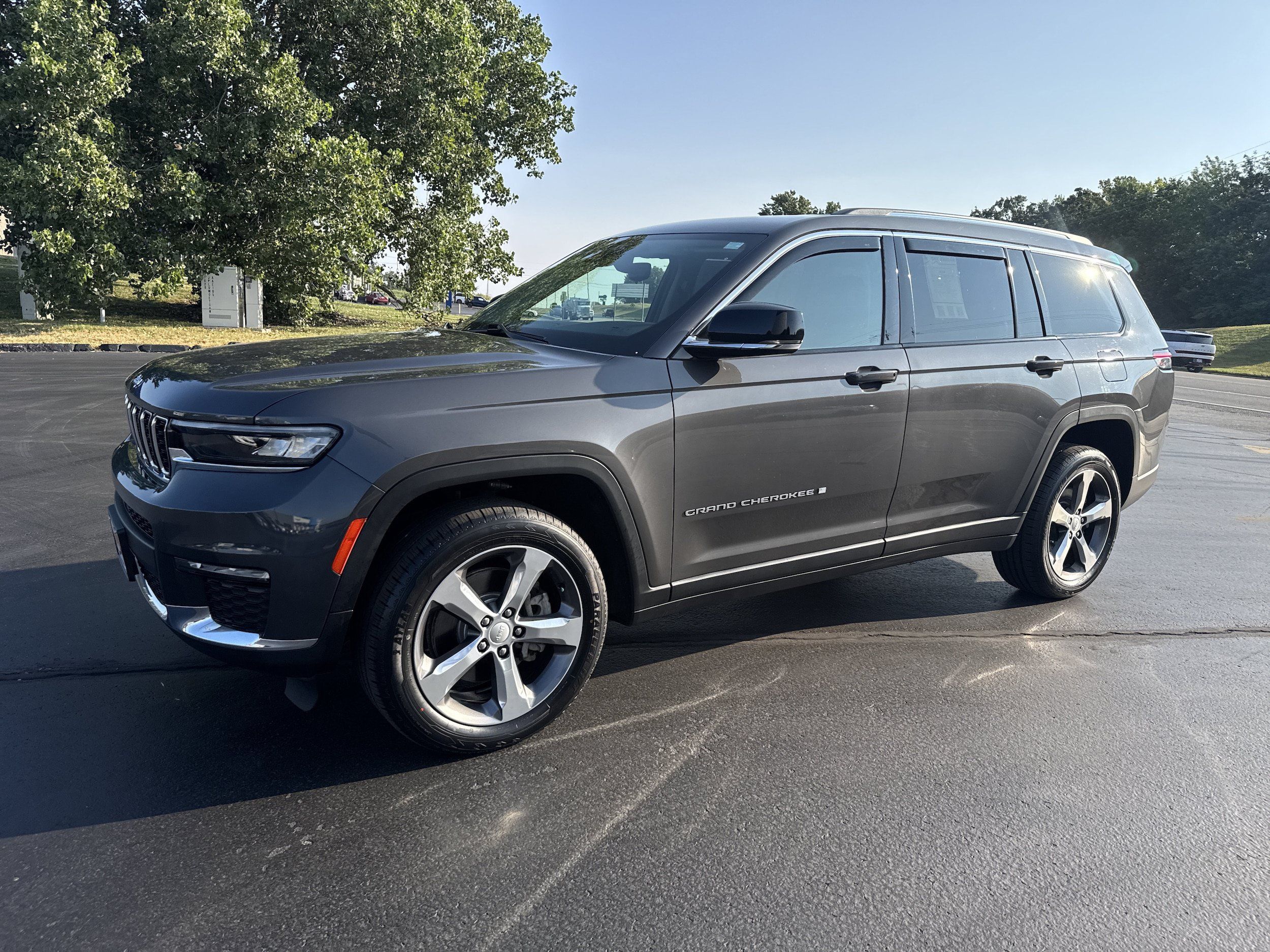 Used 2022 Jeep Grand Cherokee L Limited AWD/4WD image 2
