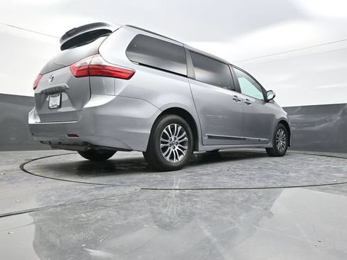 Used 2018 Toyota Sienna XLE FWD image 34