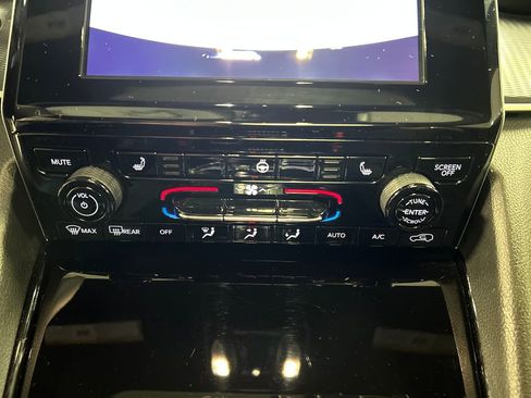 Used 2023 Jeep Grand Cherokee Altitude image 18