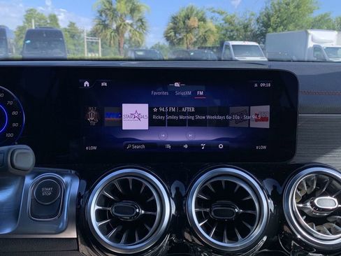 Used 2024 Mercedes-Benz EQB 300 4MATIC image 7