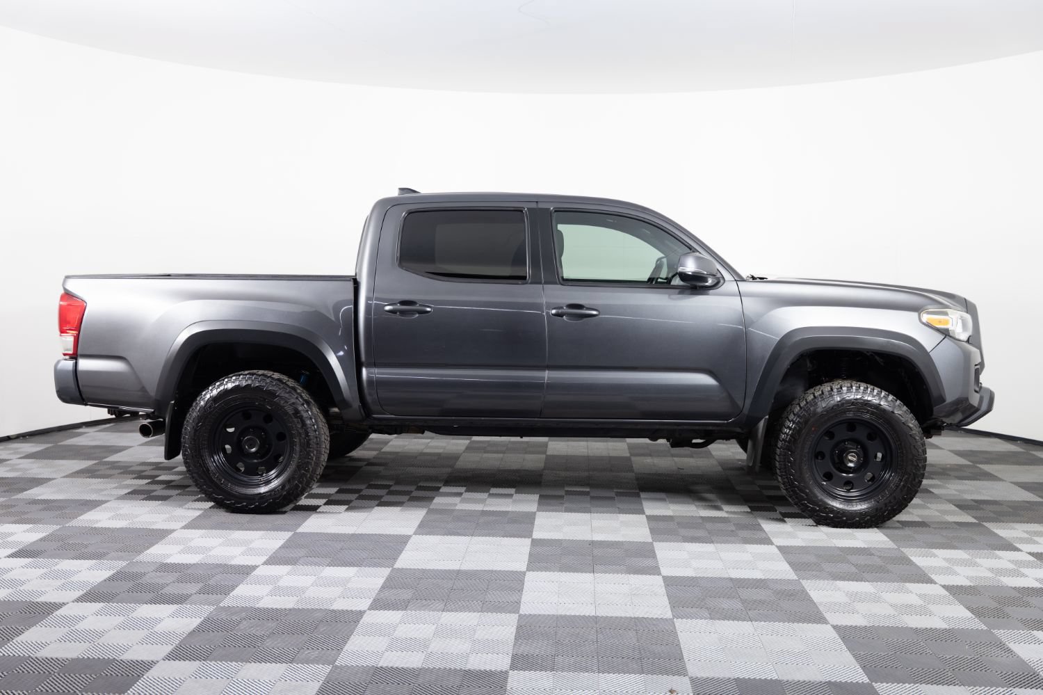 Used 2017 Toyota Tacoma TRD Off-Road w/ Premium & Technology Package AWD/4WD image 9
