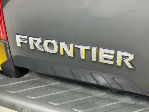 Used 2010 Nissan Frontier SE image 11