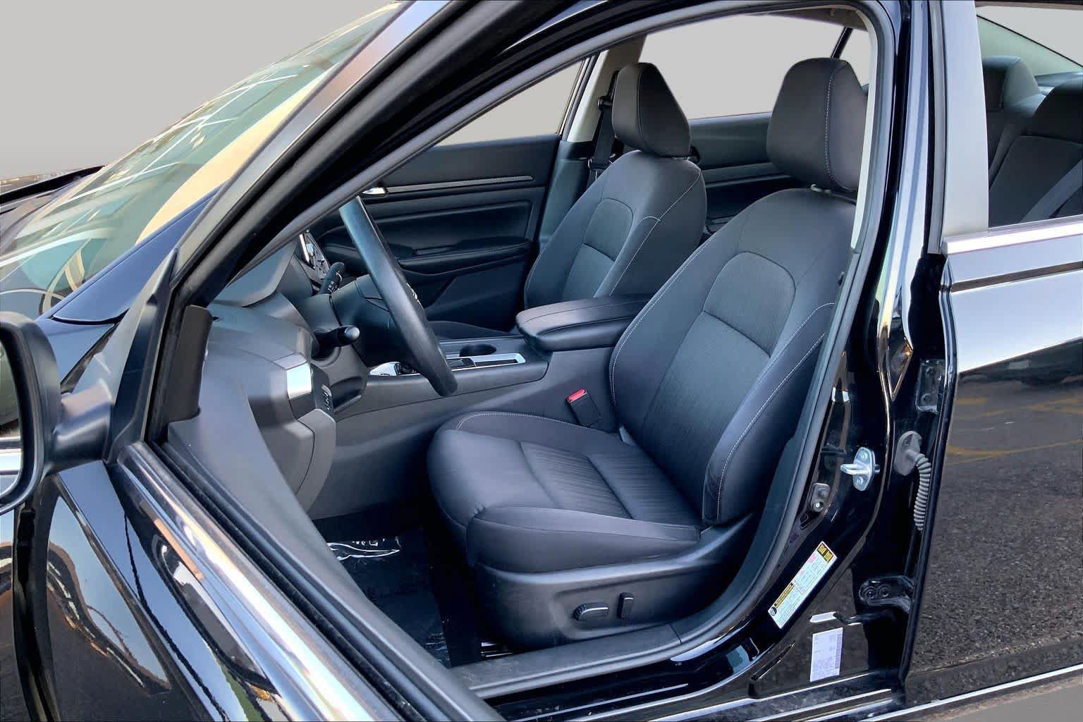Used 2025 Nissan Altima 2.5 SV FWD image 8