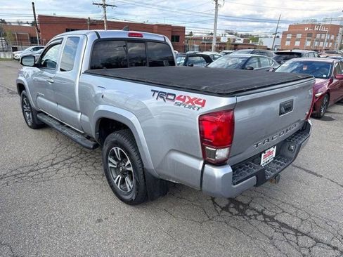 Used 2017 Toyota Tacoma TRD Sport w/ Tow Package AWD/4WD image 3
