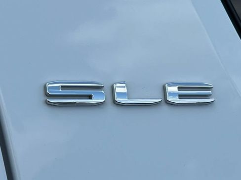 Used 2023 GMC Acadia SLE w/ Driver Convenience Package FWD image 10