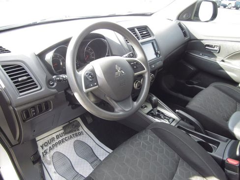 Used 2023 Mitsubishi Outlander Sport SE image 9