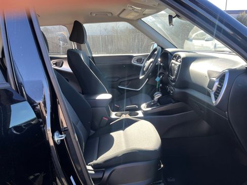 Used 2025 Kia Soul LX image 19