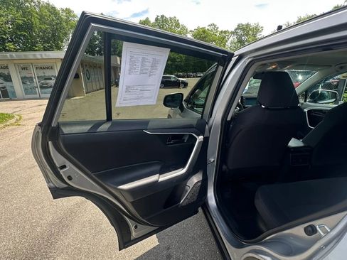Used 2021 Toyota RAV4 LE AWD/4WD image 24
