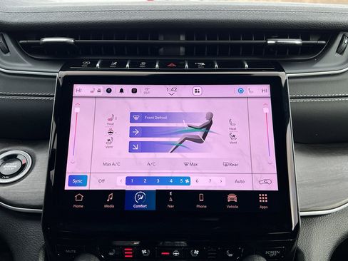 Used 2024 Jeep Grand Cherokee Limited w/ Luxury Tech Group II image 27