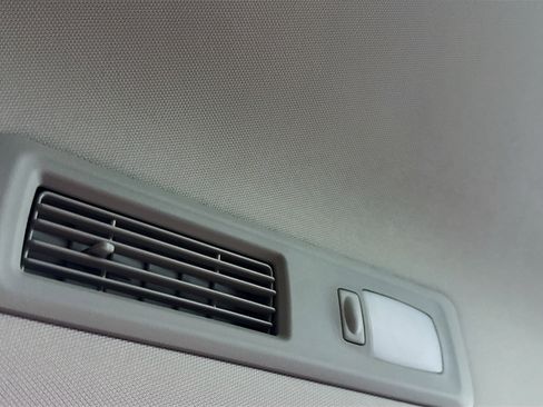 Used 2025 Nissan Pathfinder S image 26