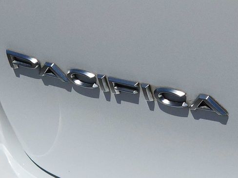 Used 2024 Chrysler Pacifica Pinnacle FWD image 11