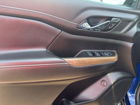 Used 2023 GMC Acadia SLE w/ Driver Convenience Package image 13