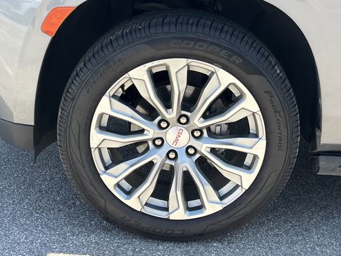 Used 2021 GMC Yukon XL Denali w/ Denali Premium Package image 32