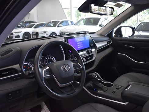 Used 2023 Toyota Highlander Bronze Edition FWD image 11
