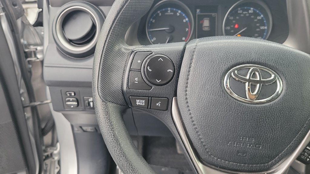 Used 2018 Toyota RAV4 LE FWD image 18
