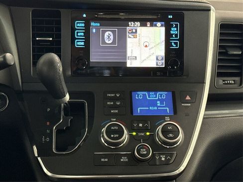 Used 2016 Toyota Sienna SE w/ SE Preferred Package FWD image 13