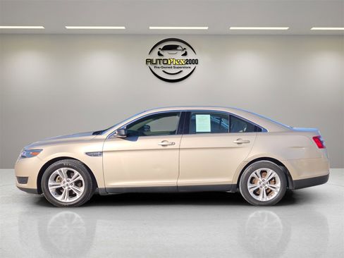 Used 2018 Ford Taurus SE image 4