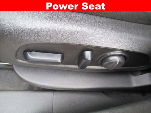 Used 2018 Chevrolet Equinox LT image 23