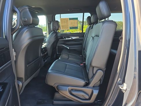 Used 2024 Jeep Wagoneer 4WD image 19