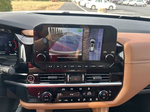 Used 2024 Nissan Pathfinder Platinum image 20