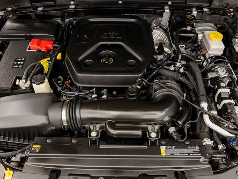 Used 2025 Jeep Wrangler Sahara image 27