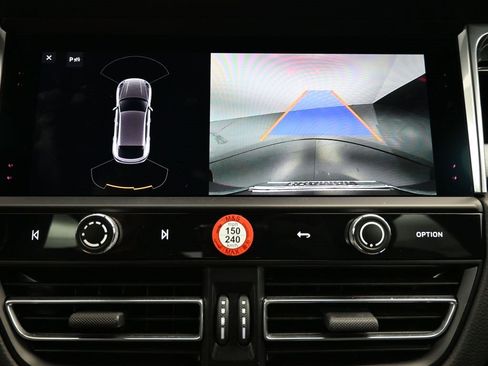 Certified 2025 Porsche Macan image 6