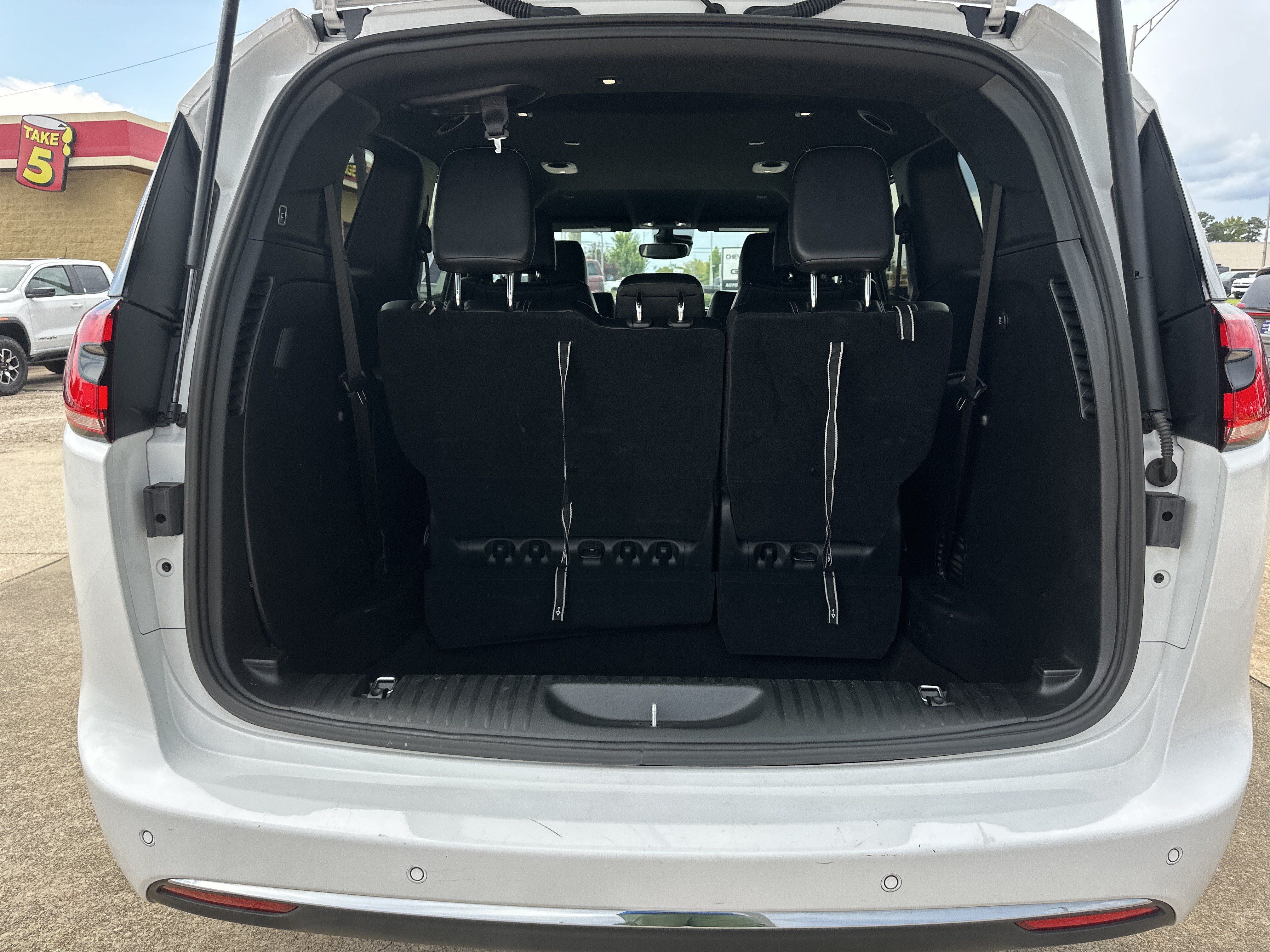 Used 2025 Chrysler Pacifica Select FWD image 19