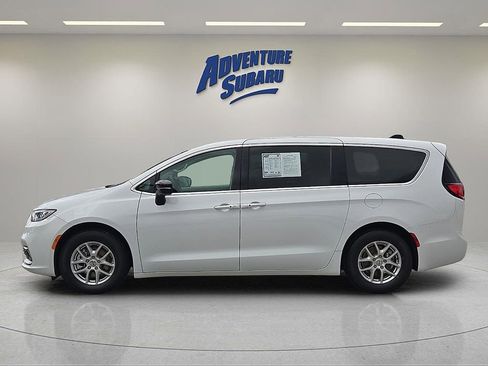 Used 2024 Chrysler Pacifica Touring-L FWD image 4