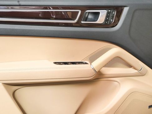 Certified 2023 Porsche Cayenne Coupe AWD/4WD image 6