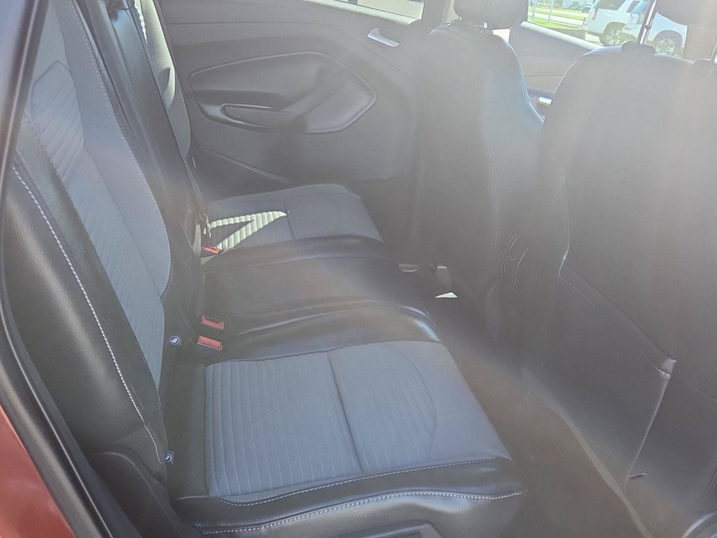 Used 2018 Ford Escape SE w/ SE Sport Appearance Package AWD/4WD image 17