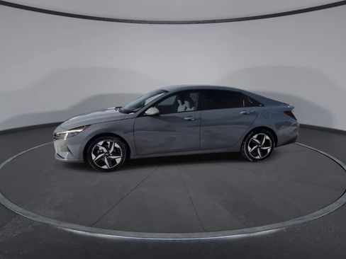 Used 2023 Hyundai Elantra SEL w/ Convenience Package image 4