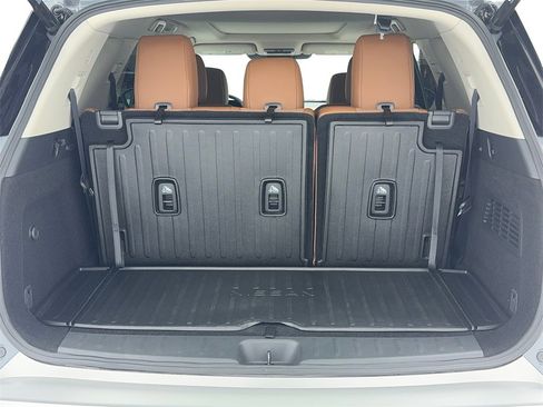 Used 2025 Nissan Pathfinder Platinum image 13