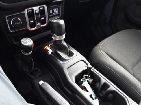Used 2025 Jeep Wrangler Unlimited Sahara AWD/4WD image 33