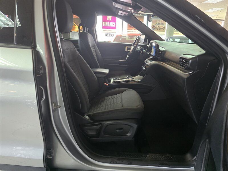 Used 2020 Ford Explorer XLT AWD/4WD image 16
