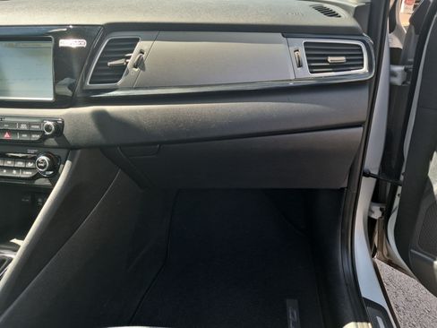 Used 2018 Kia Niro Touring FWD image 31