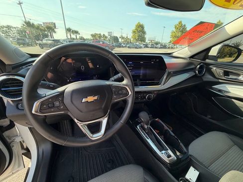 Used 2025 Chevrolet Trax LT w/ Driver Confidence Package FWD image 18