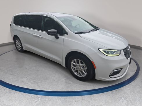 Used 2025 Chrysler Pacifica Select FWD image 3
