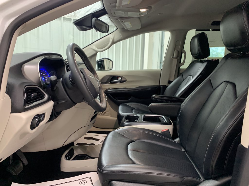 Used 2024 Chrysler Pacifica Touring-L FWD image 17
