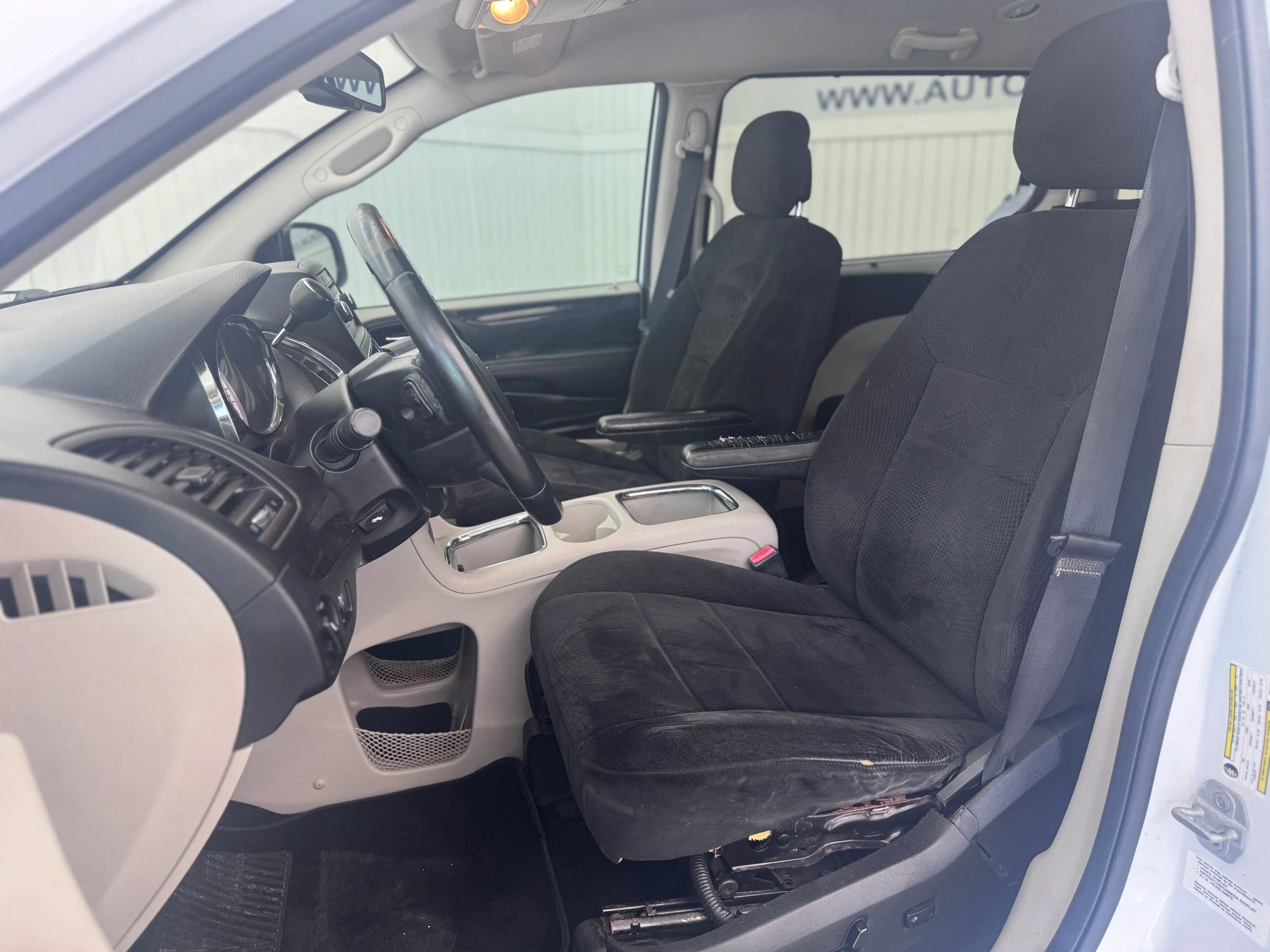 Used 2013 Dodge Grand Caravan SXT w/ UConnect Hands-Free Group FWD image 9